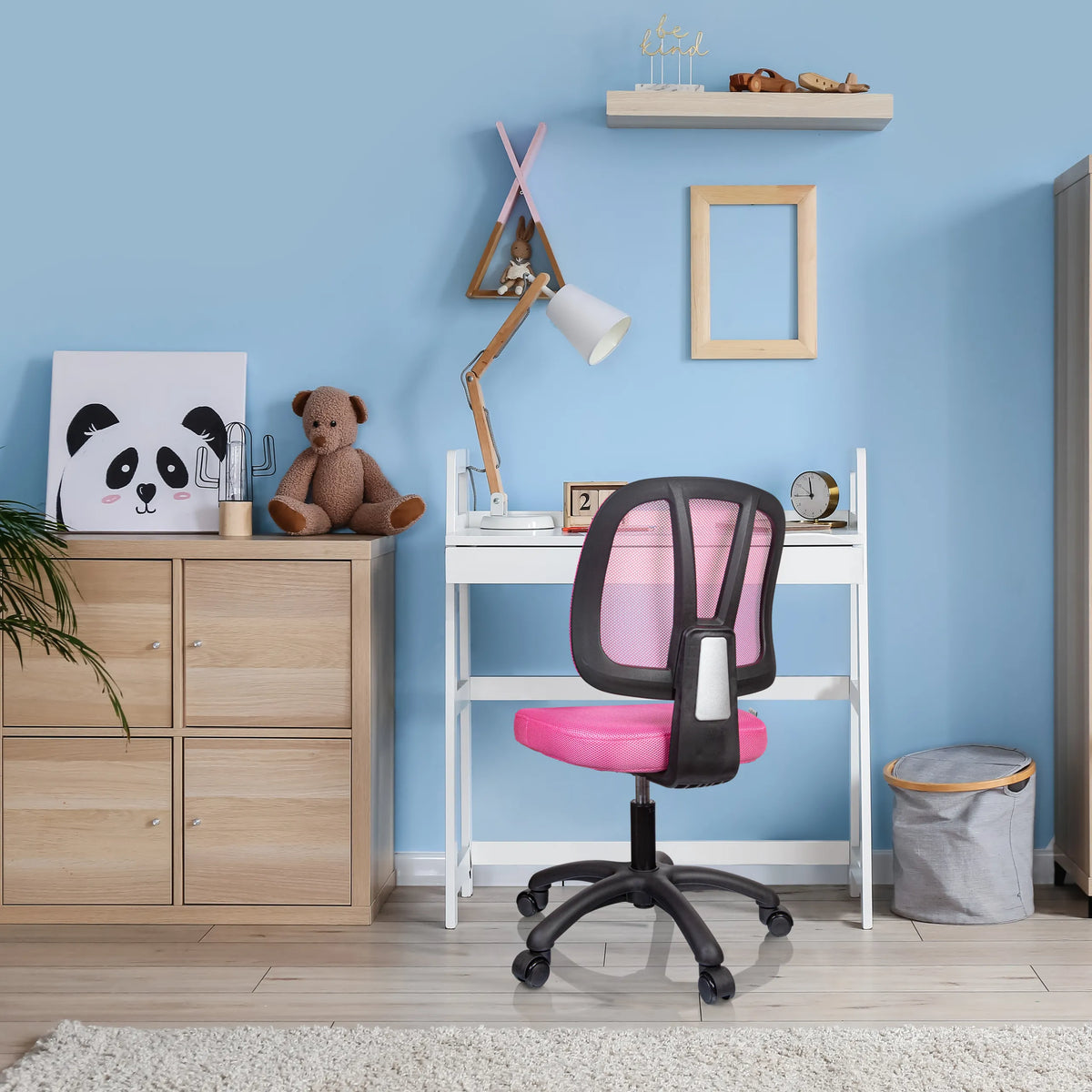 Roze Kinder bureaustoel KID YU 200 met netrugleuning en zwenkwielen aan een wit bureau van hjh OFFICE