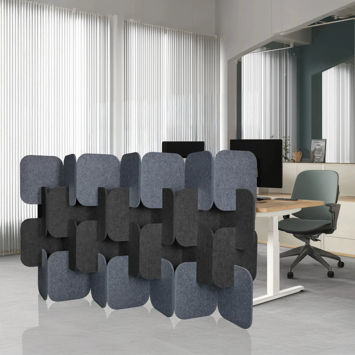 Grijze en donkergrijze scheidingswanden FLEXMIUT PLUG in een modulaire opstelling van hjh OFFICE