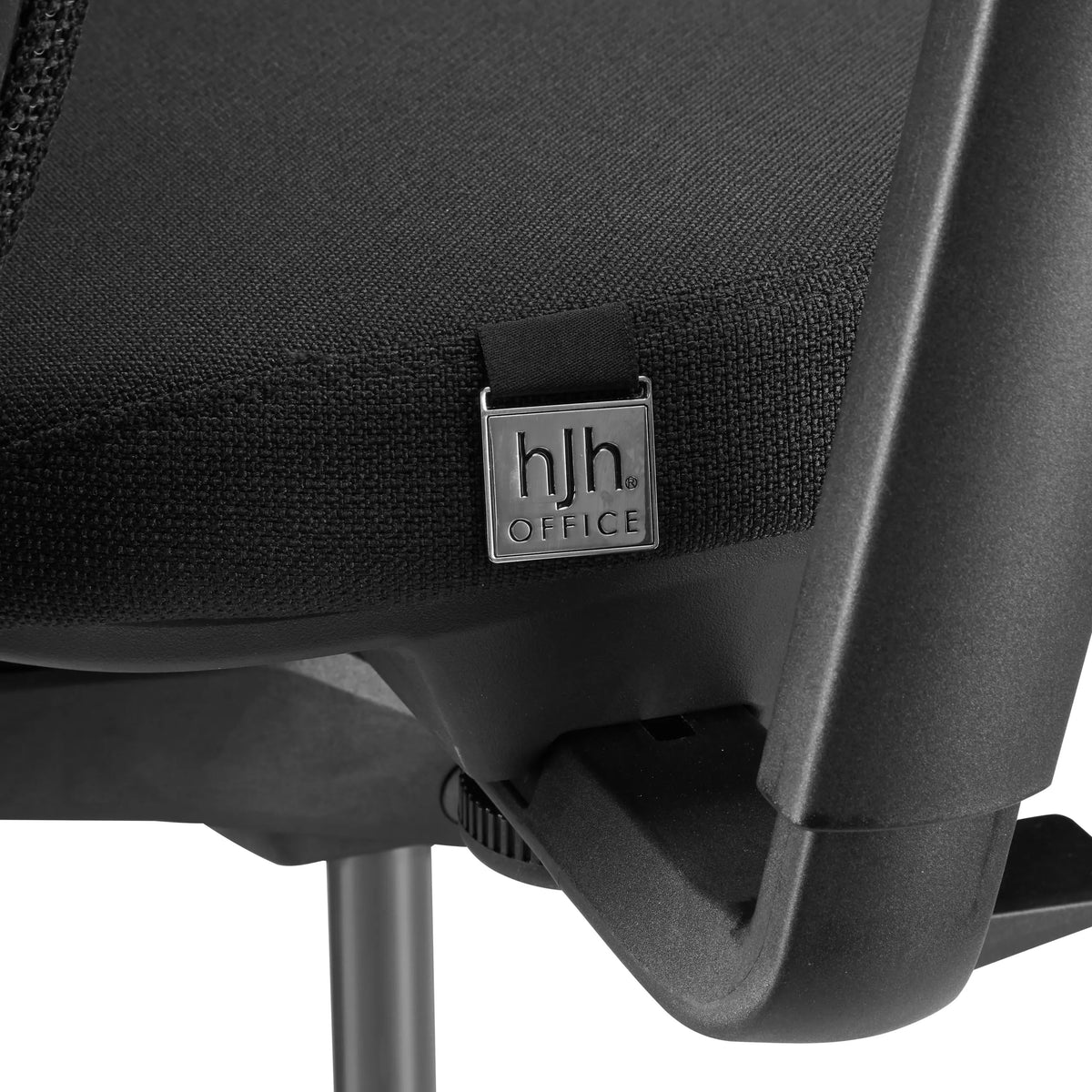 Merklogo op de bekleding van de Professionele bureaustoel Skandis van hjh OFFICE
