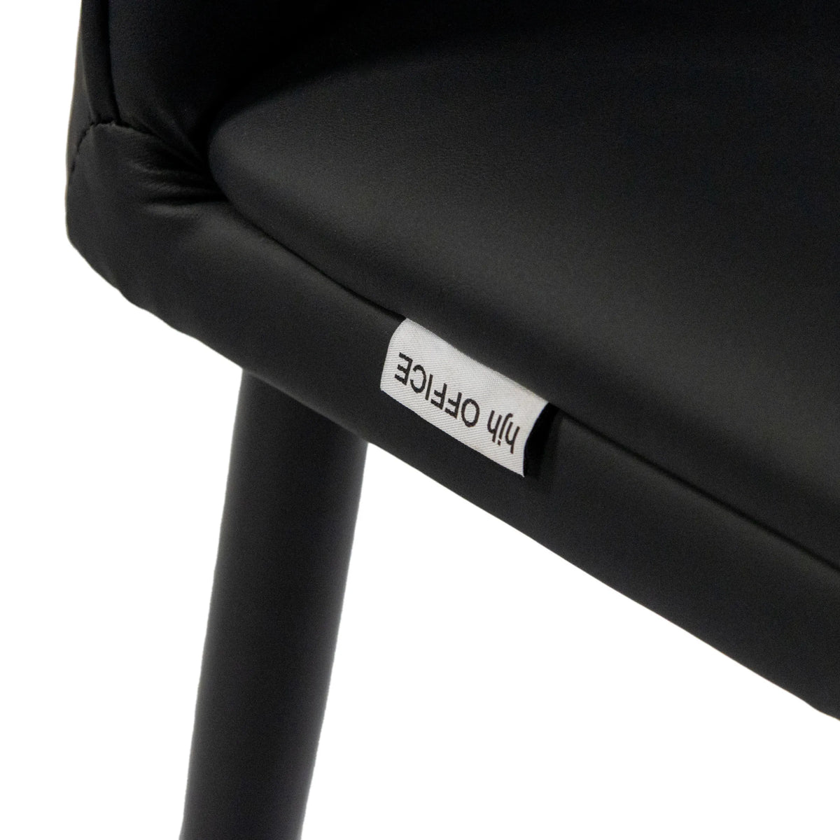 Merklabel op de zwarte bekleding van de Eetkamerstoel VISETO van hjh LIVING