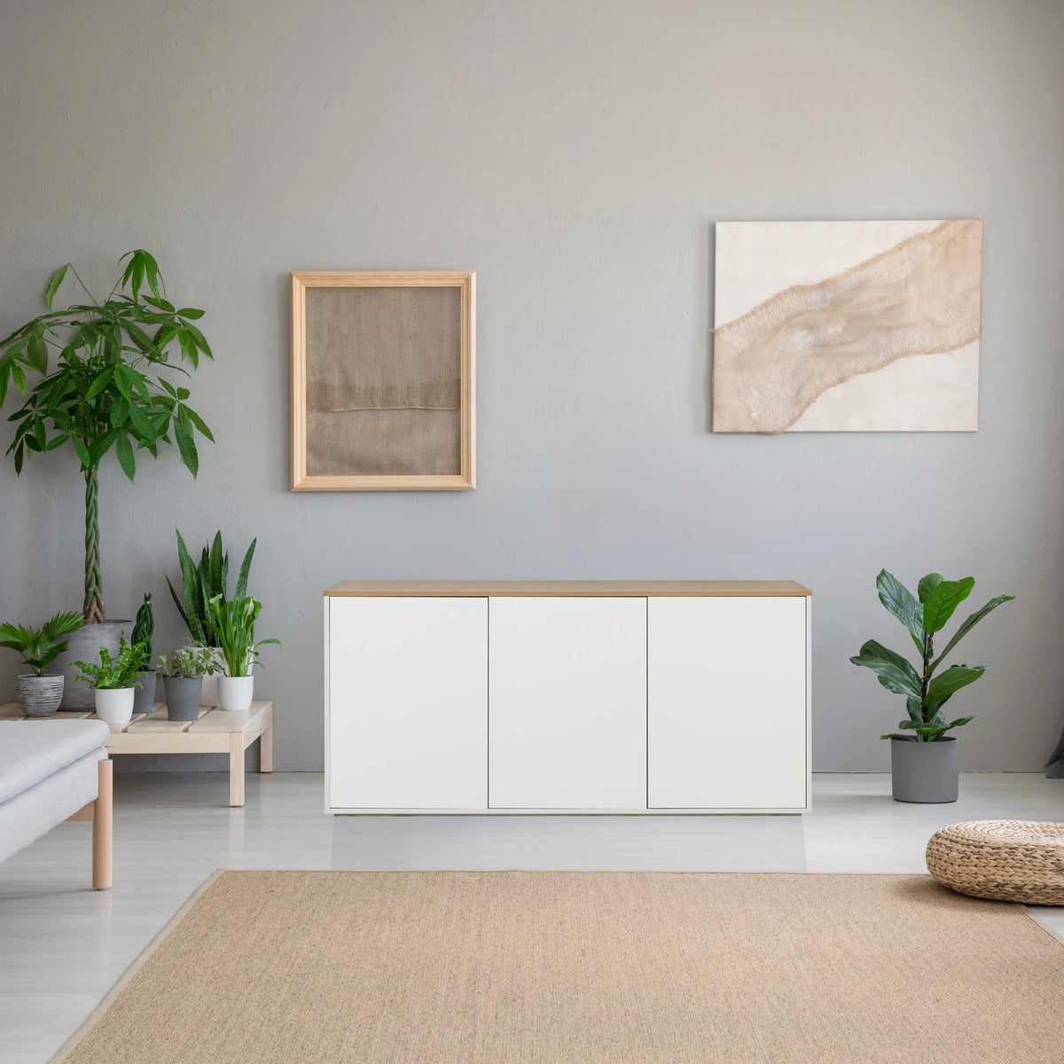 Dressoir KELO S in wit met een eikenhouten blad in een lichte kamer van hjh LIVING