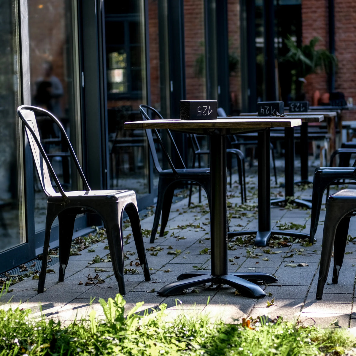Zwarte Bistrostoel VANTAGGIO BRUSH met bijpassende tafel in de buitenlucht van hjh OFFICE