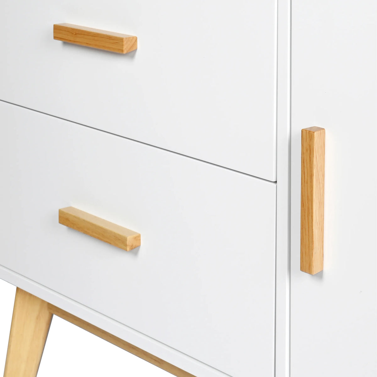 Witte fronten met lichte houten grepen van het Dressoir TAROLO van hjh LIVING