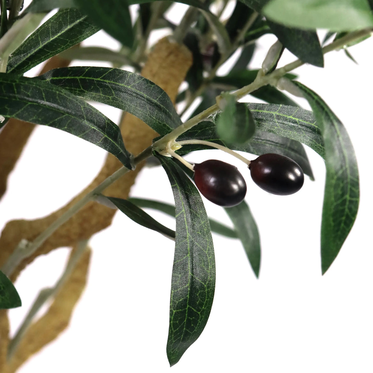 Twee donkere olijven aan een tak met groene bladeren van de kunstplant OLIVE II van hjh OFFICE