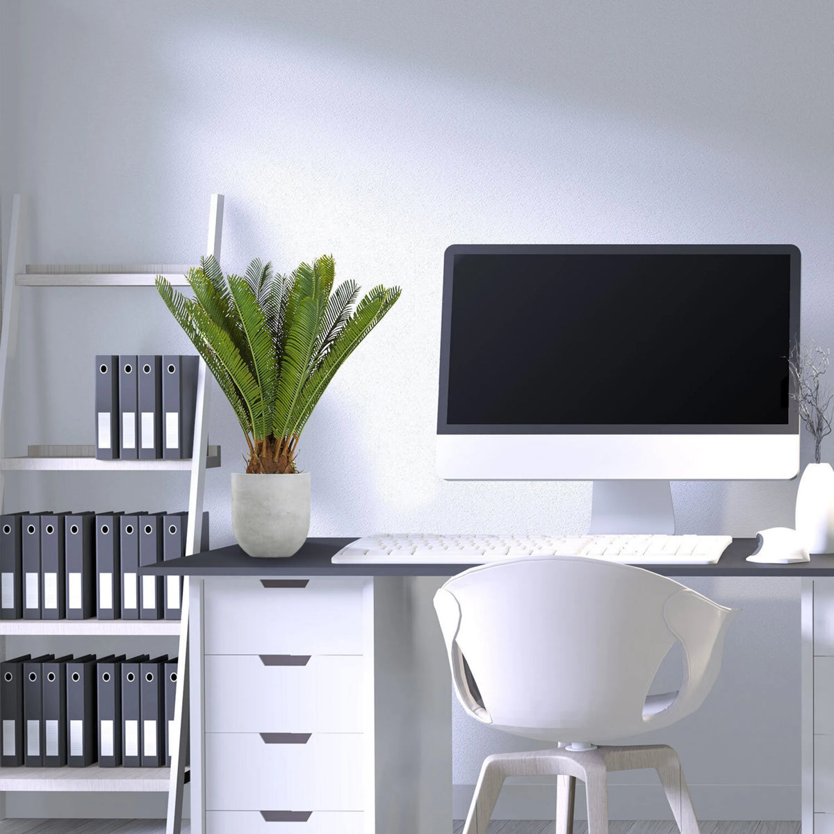 Kunstplant CYCAS in groene kleur met een grijze pot op een bureau van hjh OFFICE