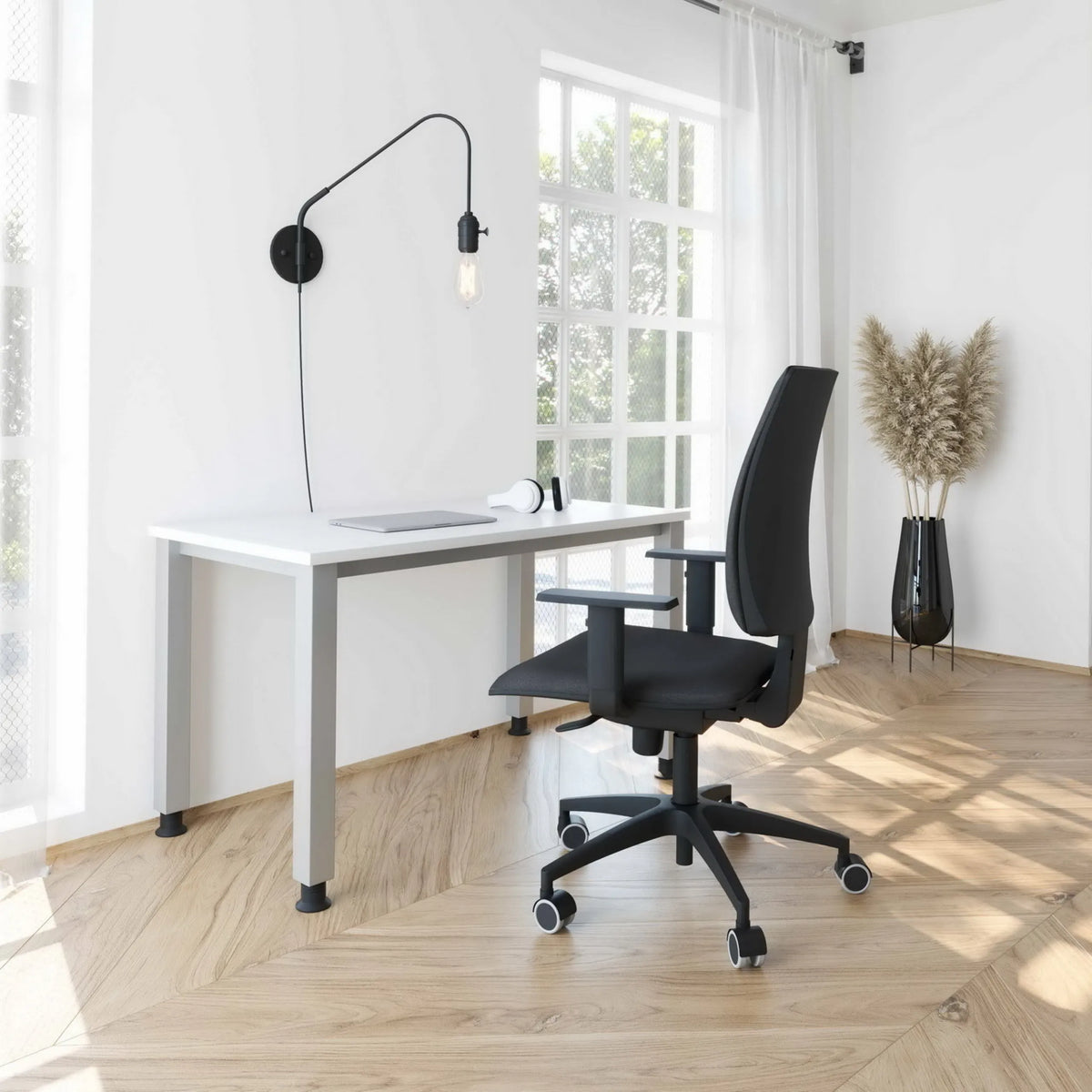 Wit QUEO 614 S bureau uit de QUEO-serie in 140 x 67 cm met in hoogte verstelbaar onderstel van hjh OFFICE PRO