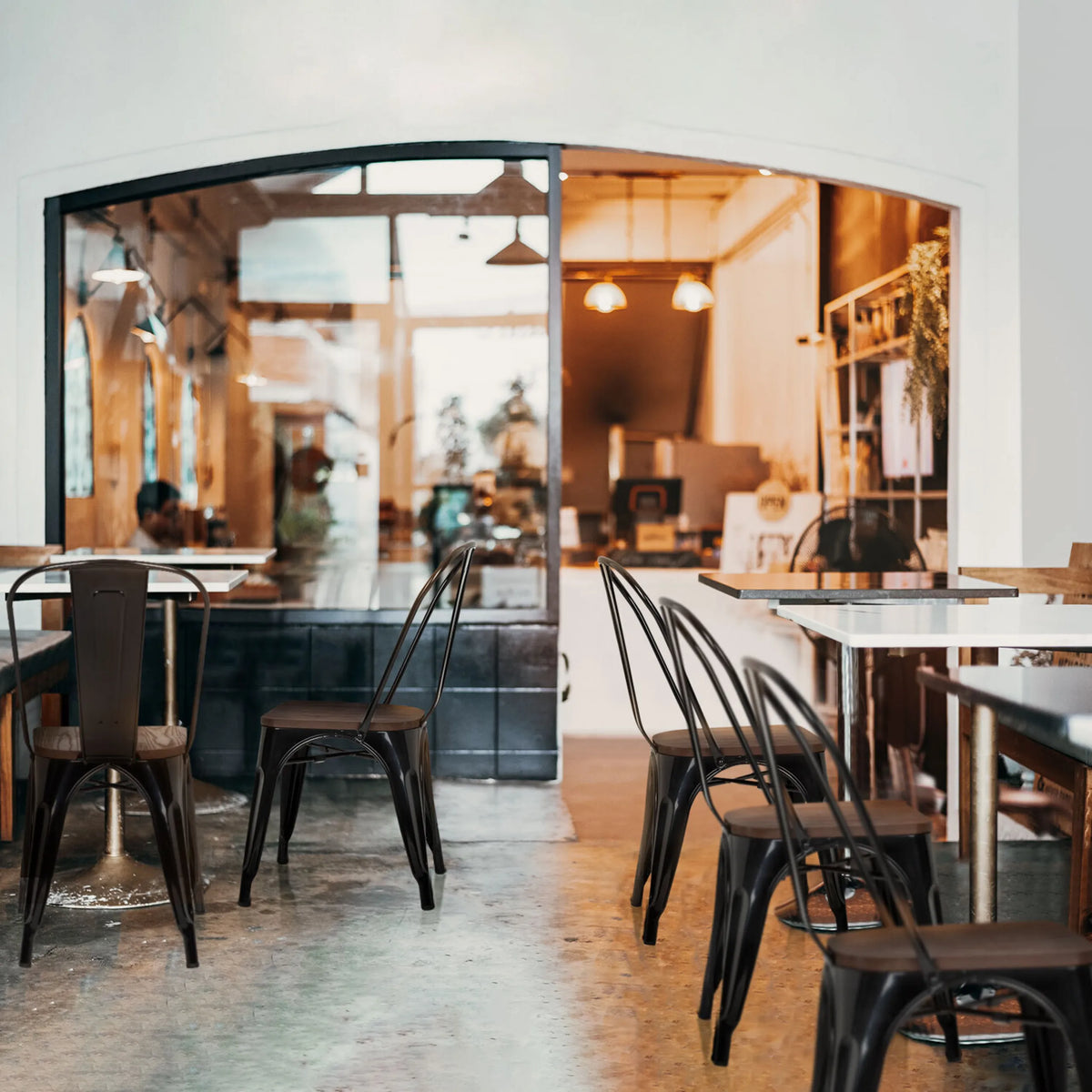 Zwarte Bistrostoelen VANTAGGIO COMFORT W met metalen frame aan tafels in een café van hjh OFFICE