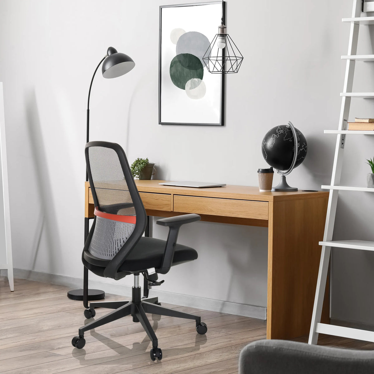 Professionele bureaustoel CARLOW I in zwart met netrugleuning en armleuningen van hjh OFFICE