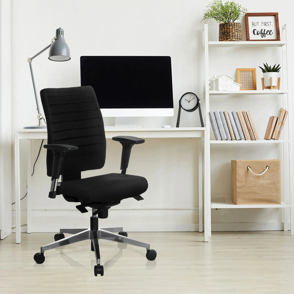 Zwarte professionele bureaustoel PRO-TEC 350 met armleuningen voor een wit bureau in een thuiskantoor van hjh OFFICE