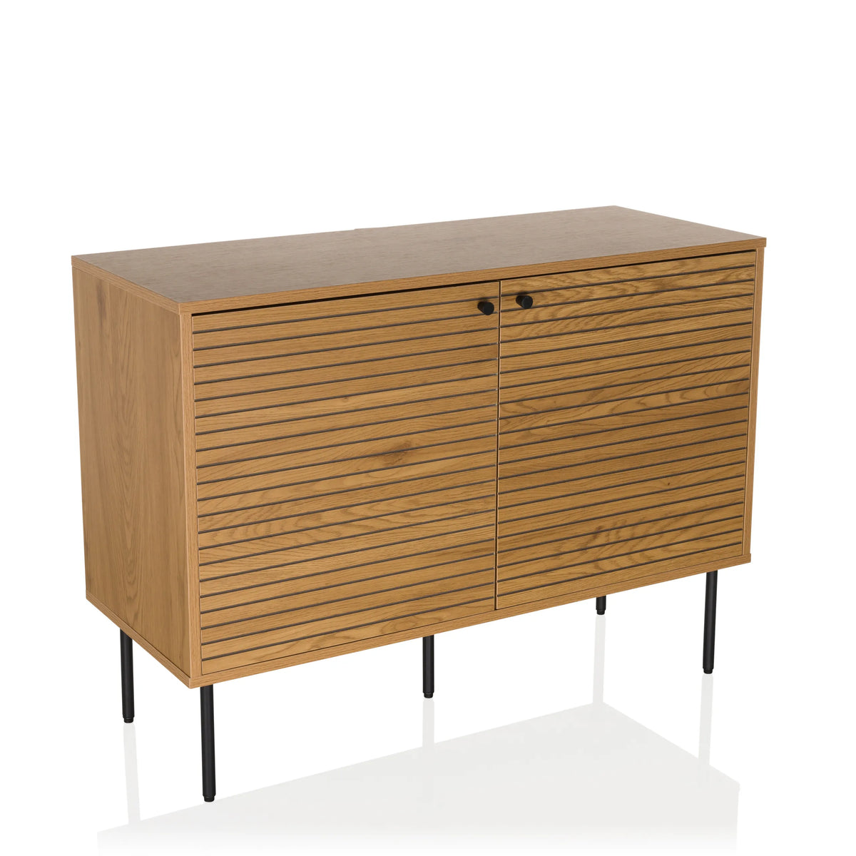 Dressoir LINNO S in eiken met geribbelde fronten en zwarte metalen poten van hjh LIVING – 360-gradenweergave (schuin vooraanzicht 30°)