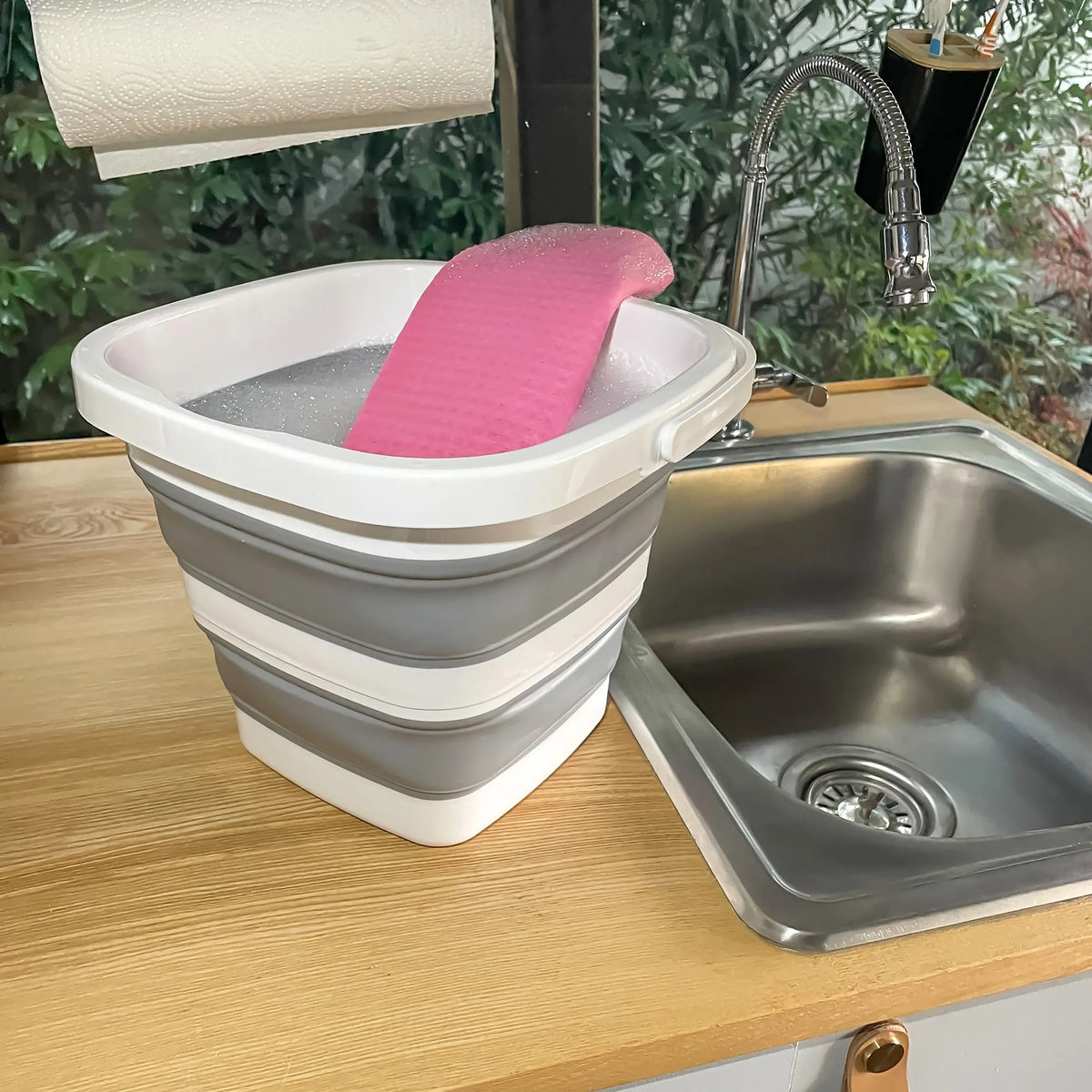 Grijs-witte Opvouwbare bak CLEAN SILE met een roze spons in een gootsteen van hjh OFFICE