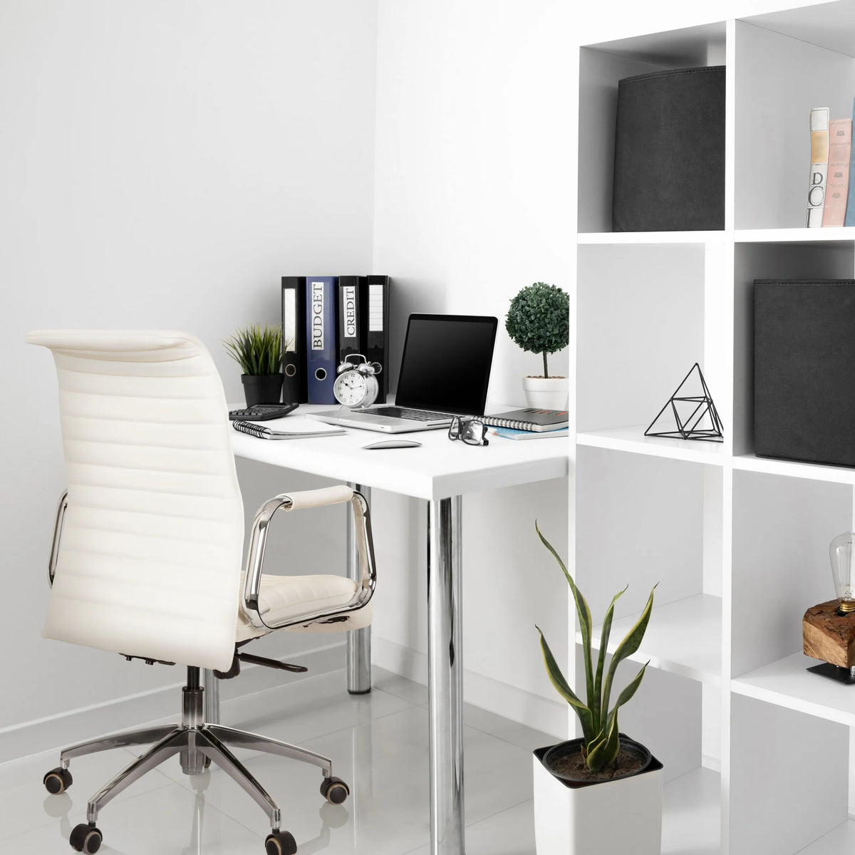 Cremewitte professionele directiestoel ASPERA 10 met gewatteerde bekleding en chromen frame van hjh OFFICE