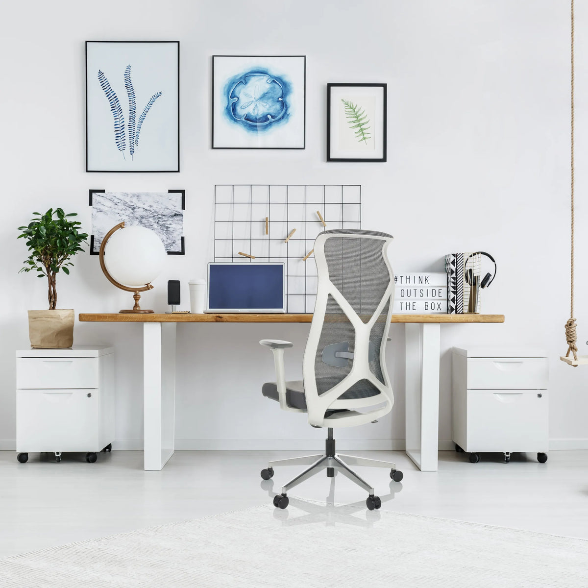 Grijze professionele bureaustoel AZURRO WHITE met netrugleuning en armleuningen van hjh OFFICE