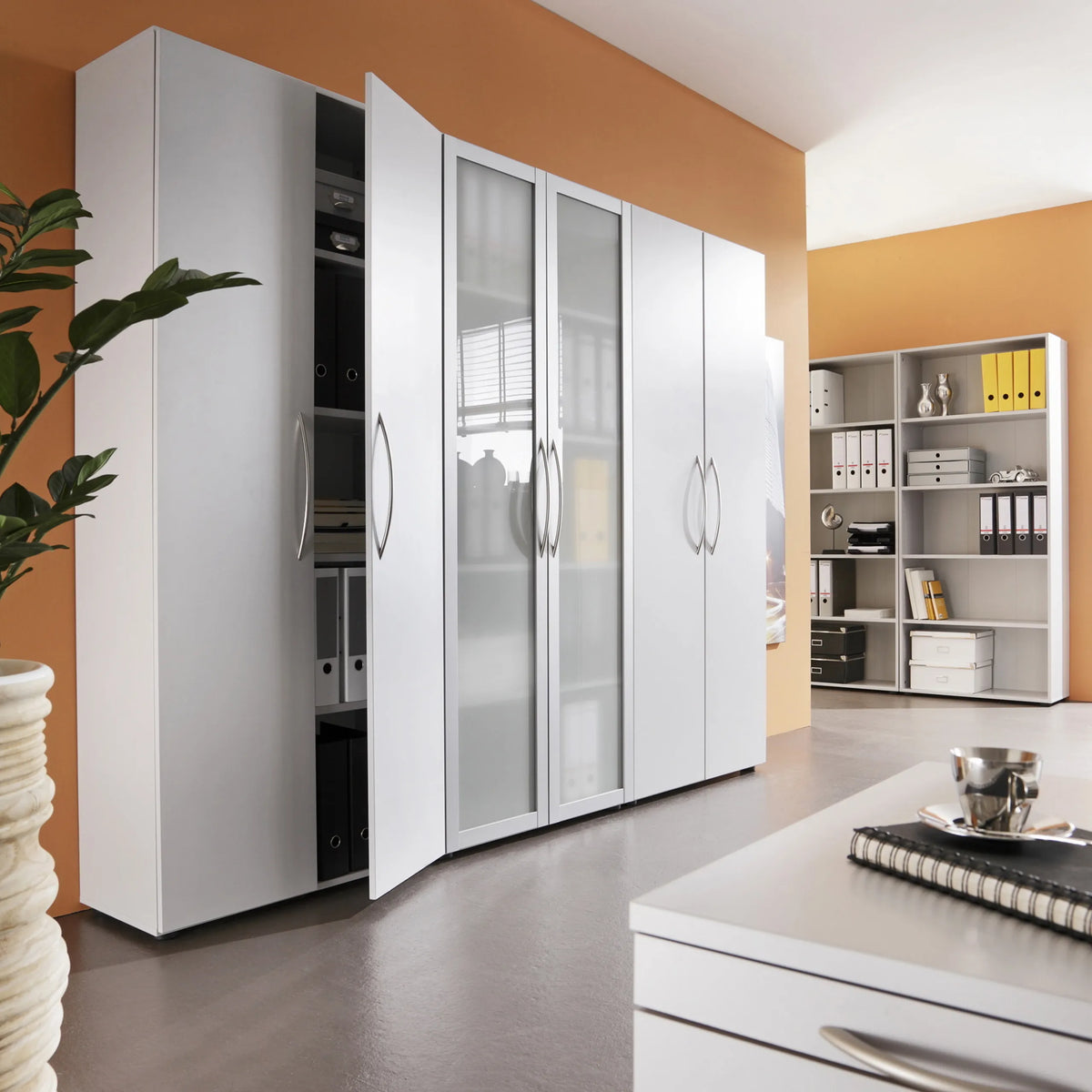 Grijze kast BETA 4000 uit de BETA-serie met twee gesloten deuren en twee glazen fronten van hjh OFFICE PRO