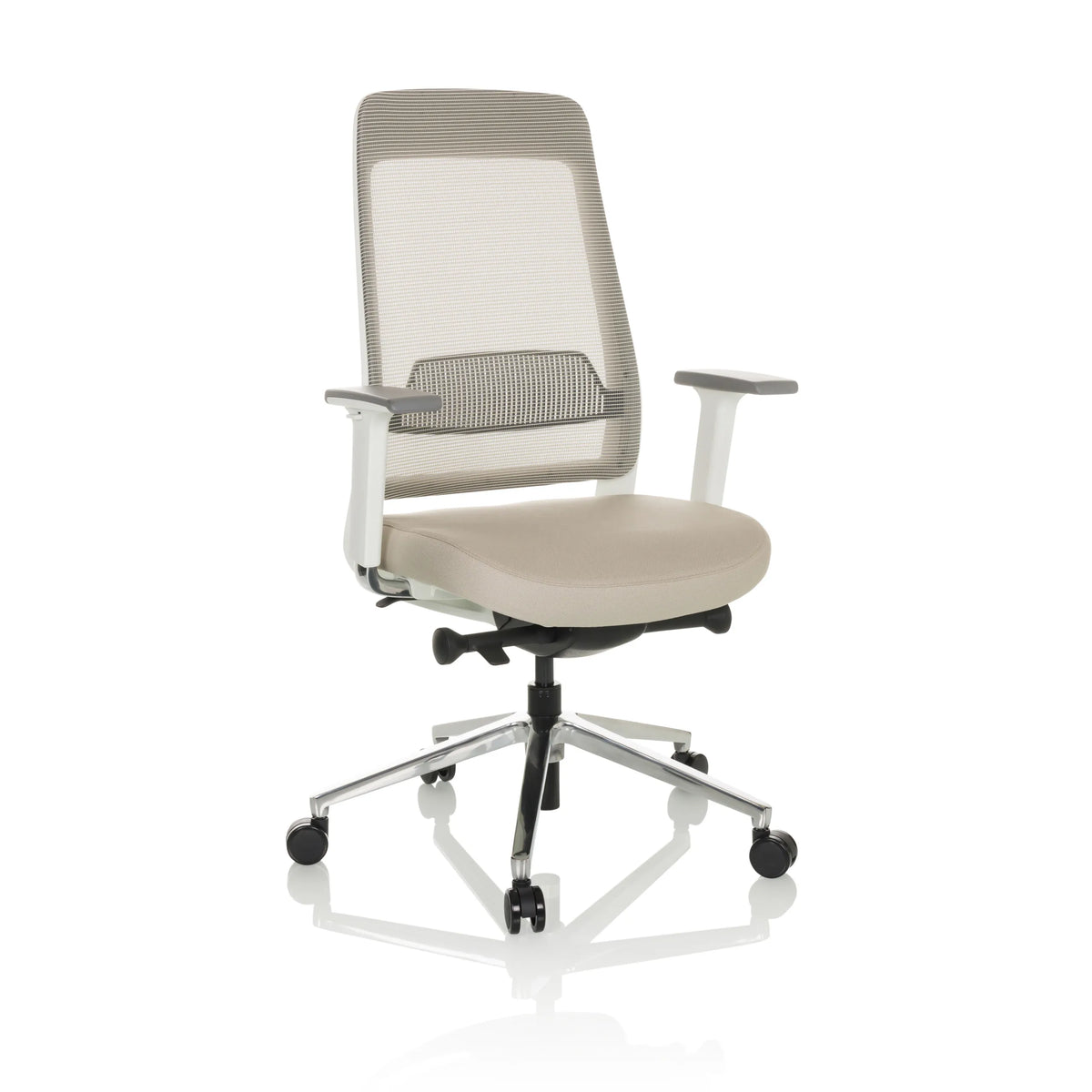 Beige Professionele bureaustoel CHIARO T2 WHITE met netrug en zilveren kruisvoet met vijf wieltjes van hjh OFFICE – 360-gradenweergave (schuin vooraanzicht 30°)