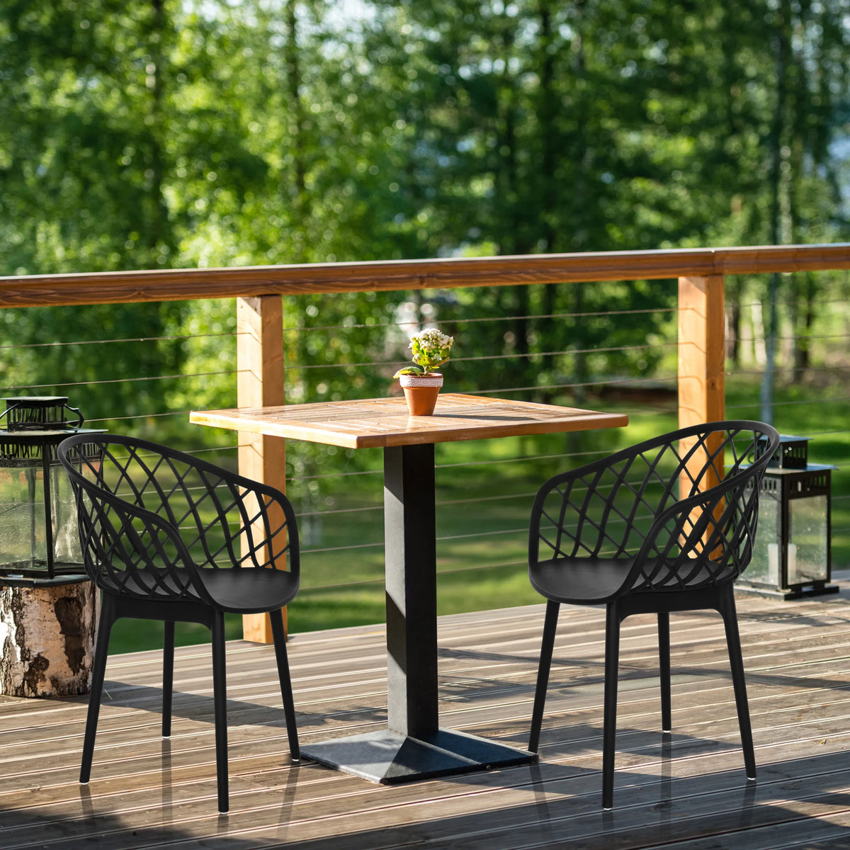 Twee zwarte BEGIO B Shell-stoelen met rasterstructuur aan een houten tafel van hjh OFFICE