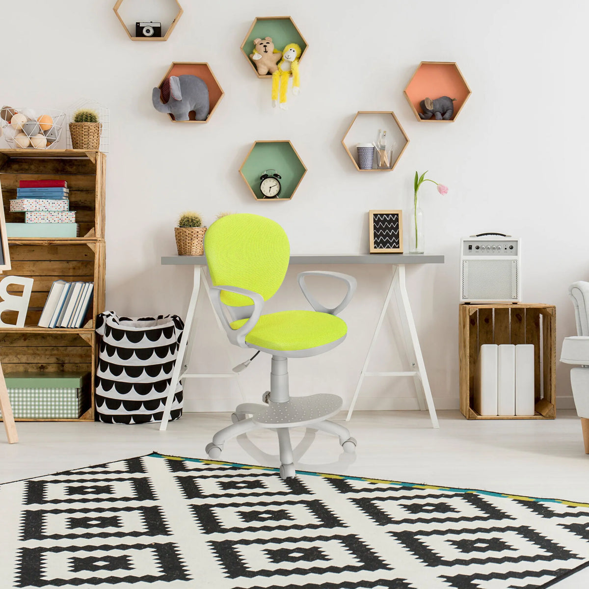 Kinder bureaustoel KID COLOUR G1 in groen en grijs met armleuningen en zwenkwielen in een kinderkamer van hjh OFFICE