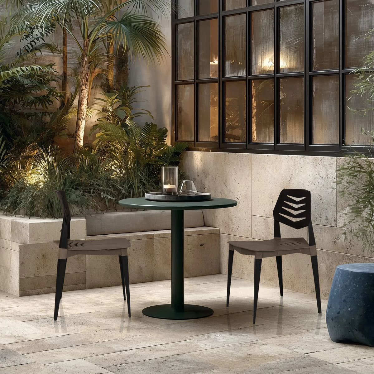 Twee Flecharo outdoor stoelen in bruin en zwart aan een ronde tafel van hjh LIVING