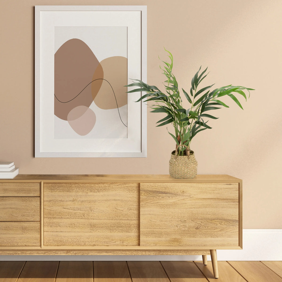Groene Kunstplant CHAMAEDOREA in een gevlochten pot op een dressoir van hjh OFFICE