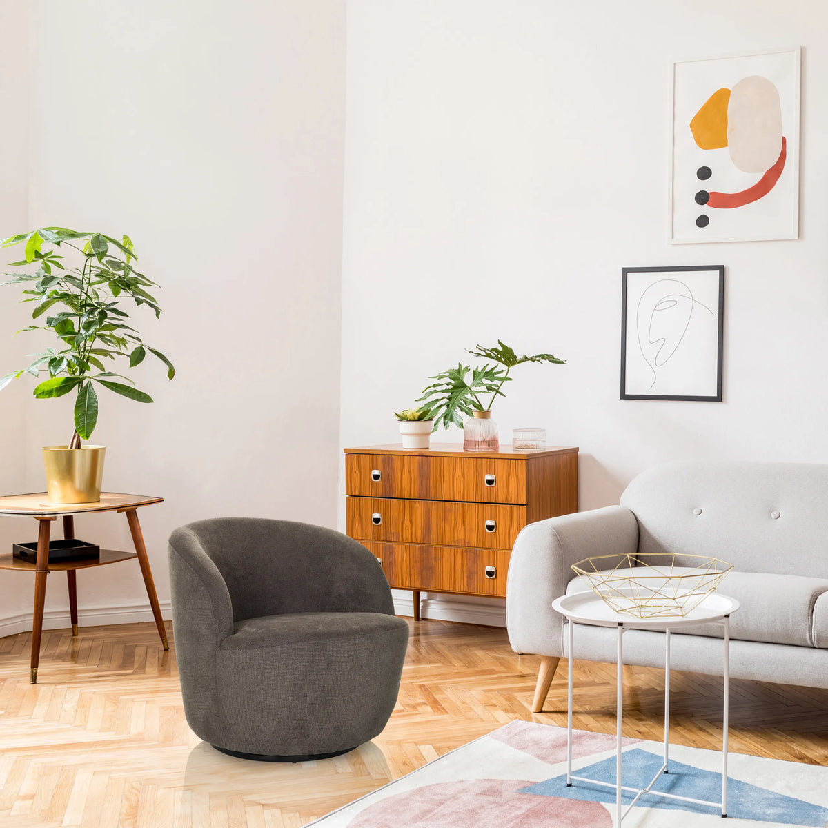 Grijze BRAMWICH lounge stoel met afgeronde vorm in een lichte woonkamer van hjh LIVING