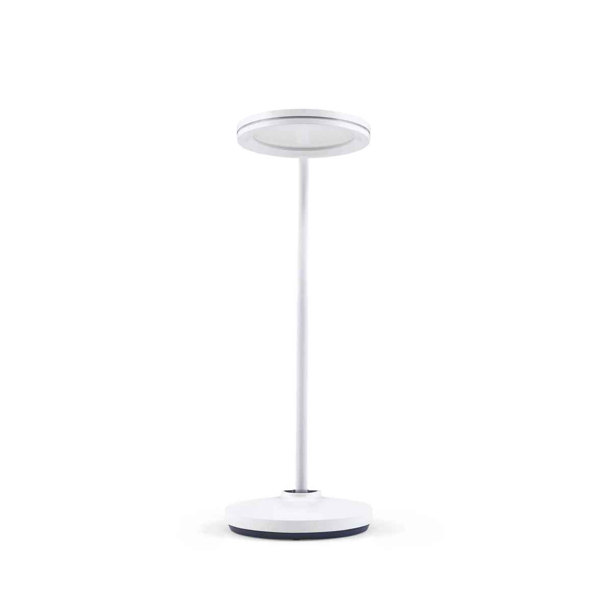 Witte vloerlamp Lumanova D5 met ronde voet en platte, cirkelvormige lampenkap van hjh OFFICE – 360-gradenweergave (vooraanzicht 0°)