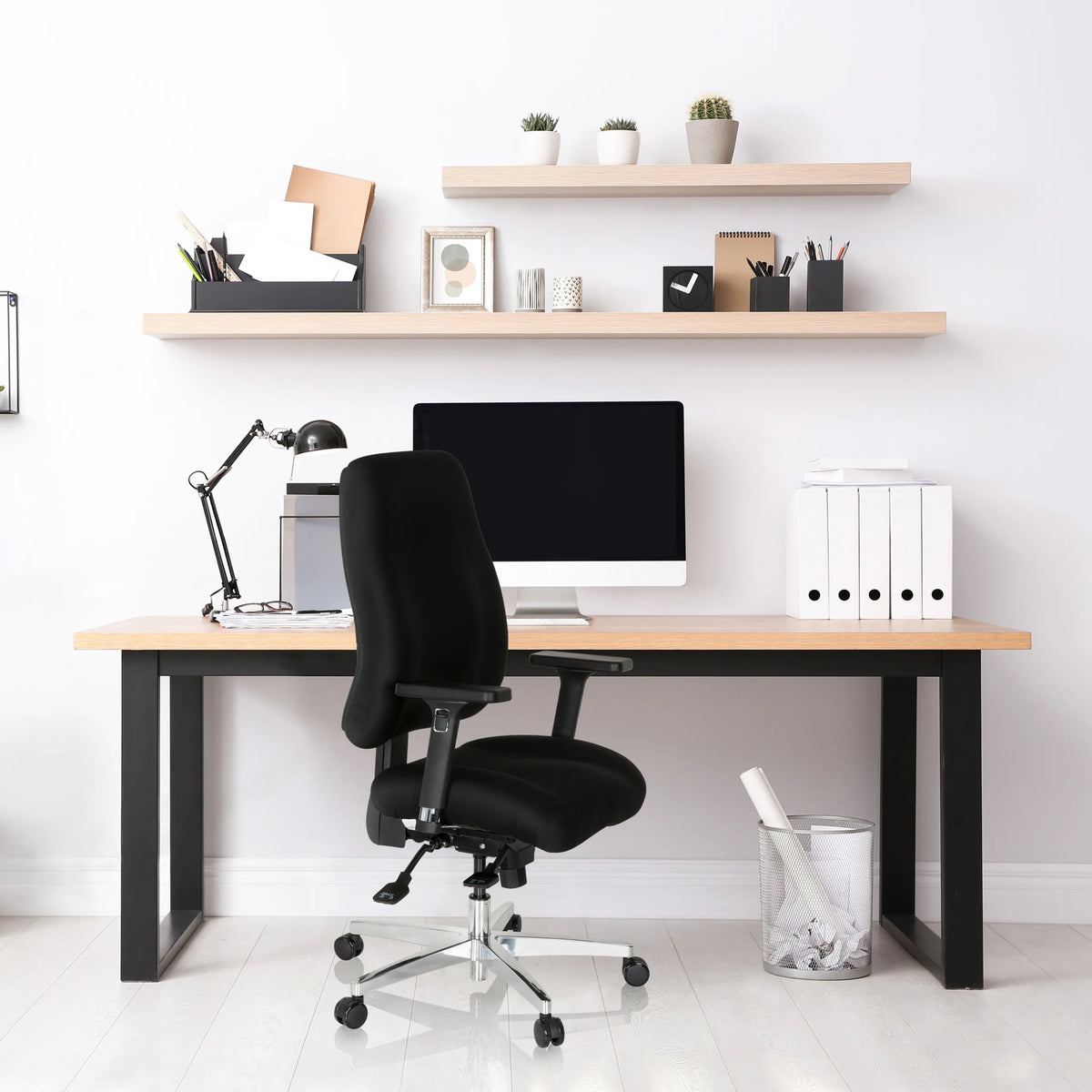 Zwarte professionele bureaustoel ZENIT COMFORT aan een bureau in een lichte werkkamer van hjh OFFICE