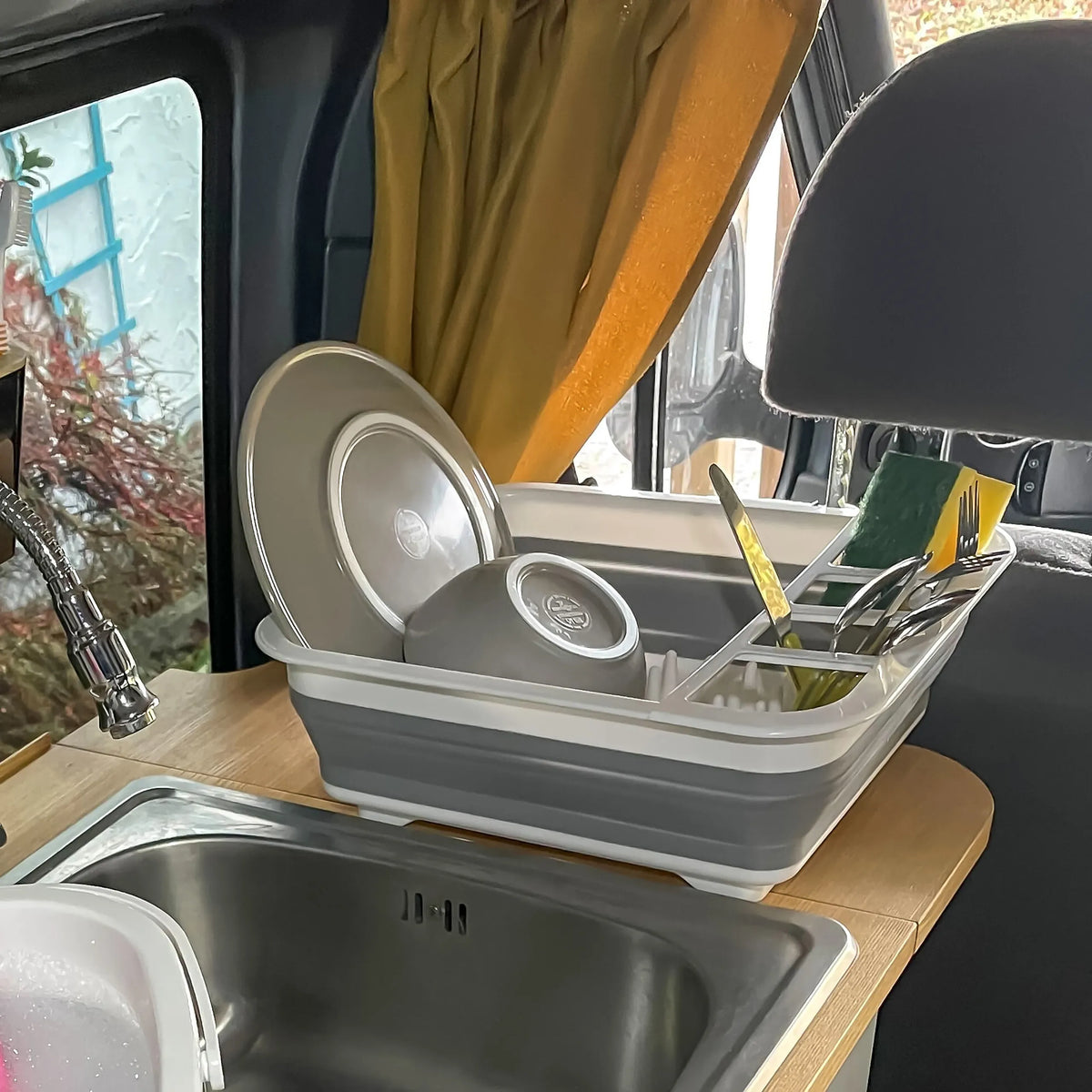Grijs-witte opvouwbare bak CLEAN SIL met servies en bestek op een werkblad van hjh OFFICE