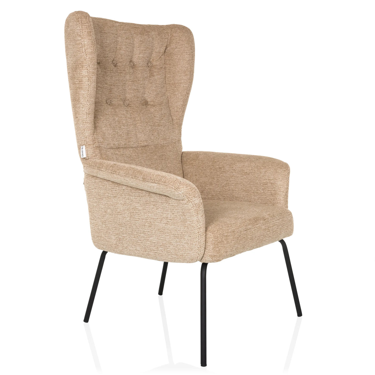 Beige Gestoffeerde fauteuil HAVENIO met knopen, armleuningen en zwarte metalen poten van hjh LIVING – 360-gradenweergave (schuin vooraanzicht 45°)
