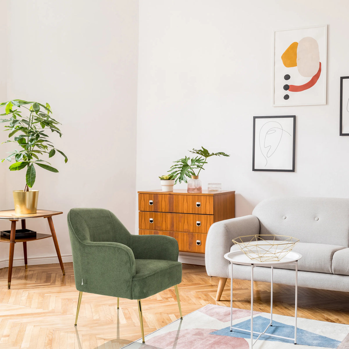 Groene THASSOS loungestoel met gouden poten in een lichte woonkamer van hjh LIVING
