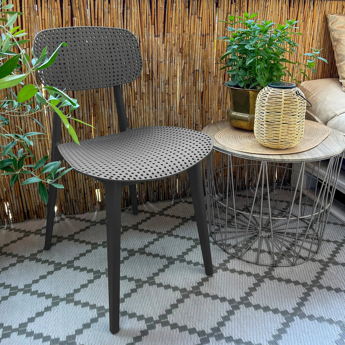 Grijze Outdoor stoel ARTIFO HOL met geperforeerde zitting en rugleuning van hjh OFFICE