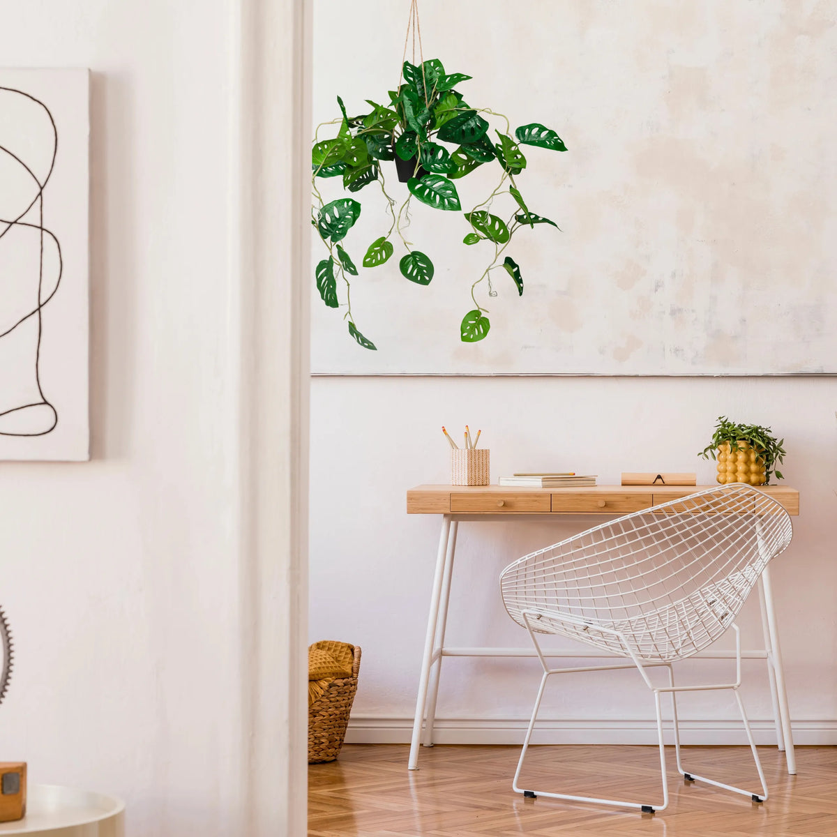 Groene Kunstplant MONSTERA CLIMB in een hangpot van hjh OFFICE