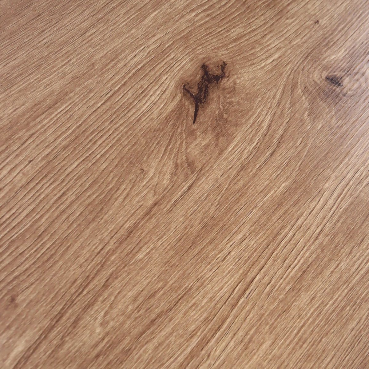 Eikenhouten oppervlak van het Easy Up3 bureau met natuurlijke nerf en noest van hjh LIVING