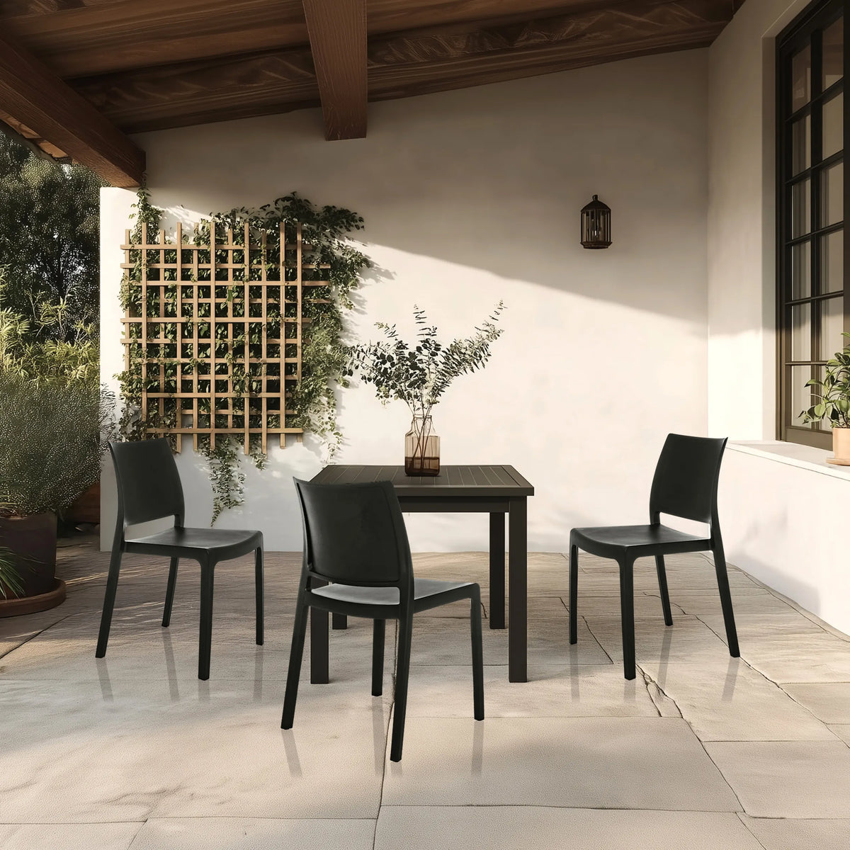Drie zwarte Outdoor stoelen T37 V met bijpassende tafel op een terras van hjh LIVING