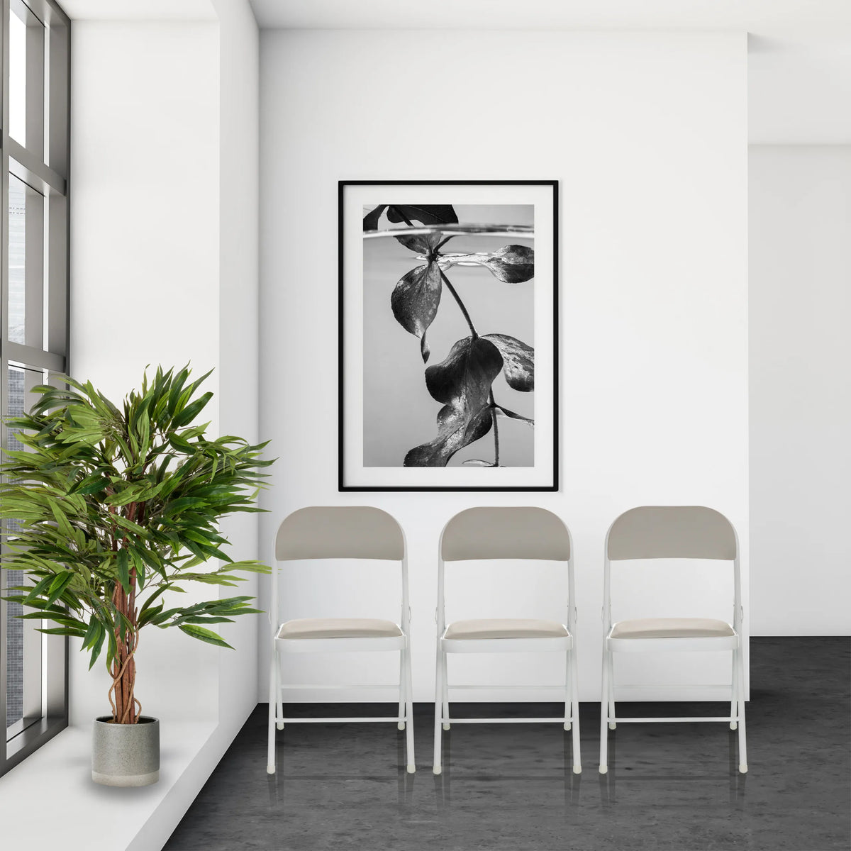 Drie grijze TUDELA W klapstoelen met kunstlederen bekleding in een lichte ruimte van hjh OFFICE