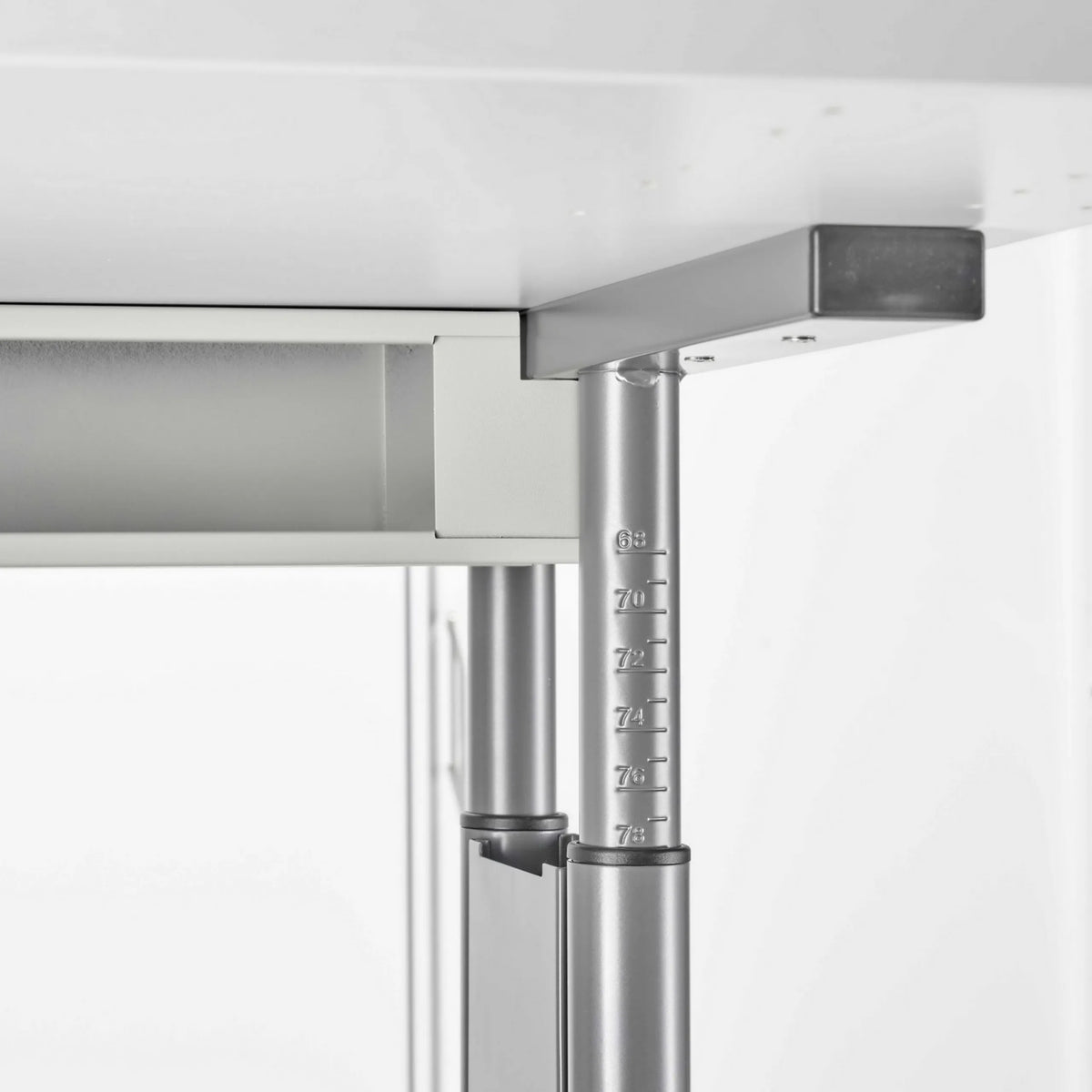Hoogteschaal op het telescopische tafelbeen van het ZENO 12 G bureau van hjh OFFICE PRO