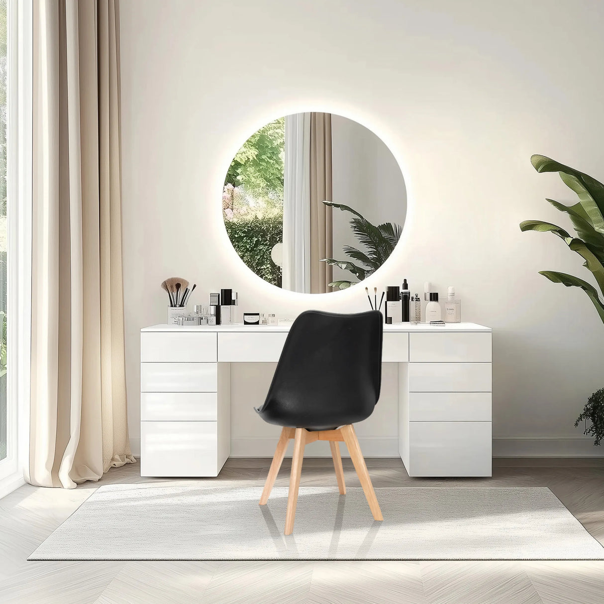 Shell-stoel SCANDI 4 in zwart met vier lichte houten poten voor een schminktafel van hjh OFFICE