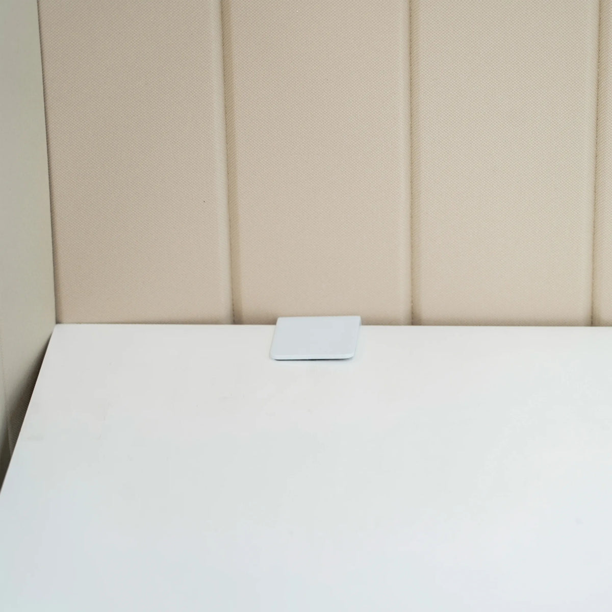 Witte beugel voor het bevestigen van de FLEXMIUT ROLL tafelverdeler op een wit tafelblad van hjh OFFICE