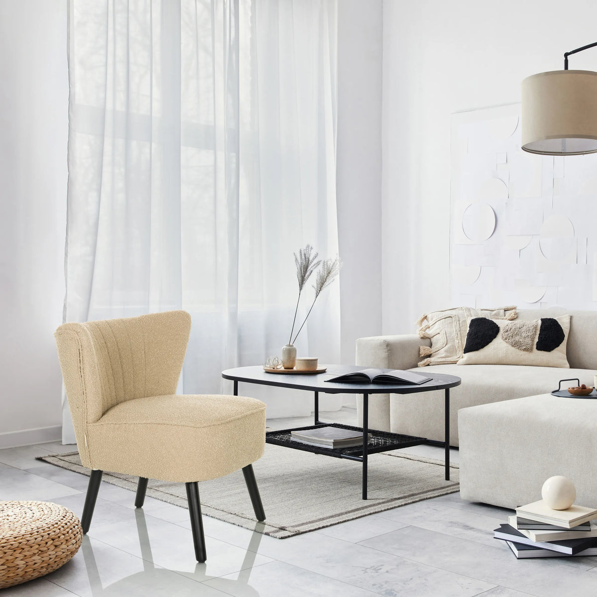 Beige Lounge stoel MANISO met zwarte poten in een modern ingerichte kamer van hjh LIVING