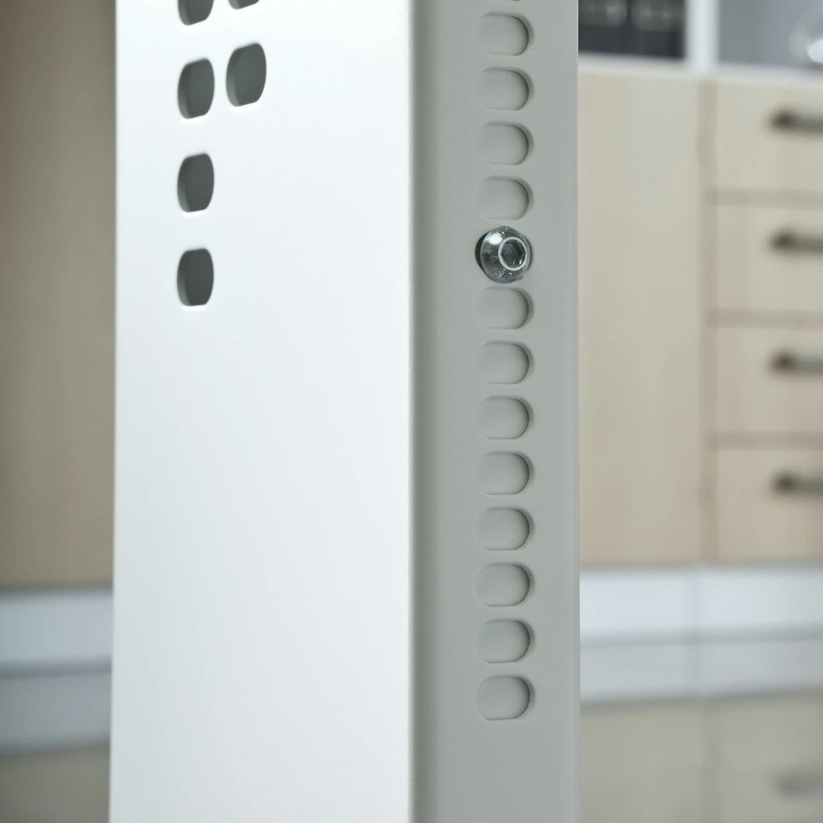 Höhenverstellbare Beinkonstruktion des Schreibtischs MEGA 19 S in Grau-Silber von hjh OFFICE PRO
