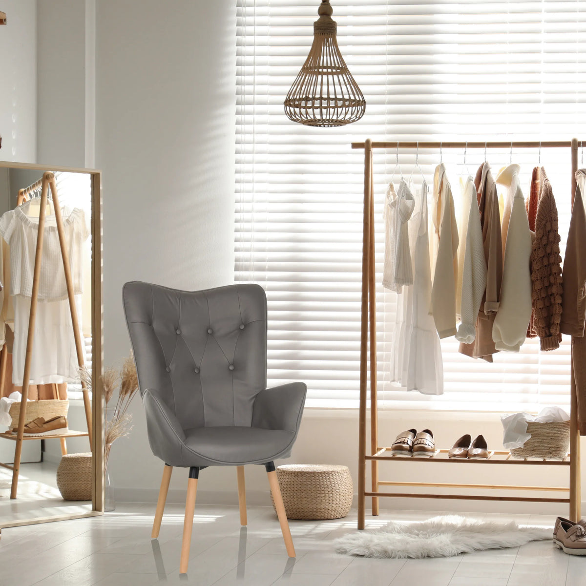 Grijze gestoffeerde fauteuil HAVENIO I met knoopdetails, armleuningen en vier lichte houten poten van hjh LIVING
