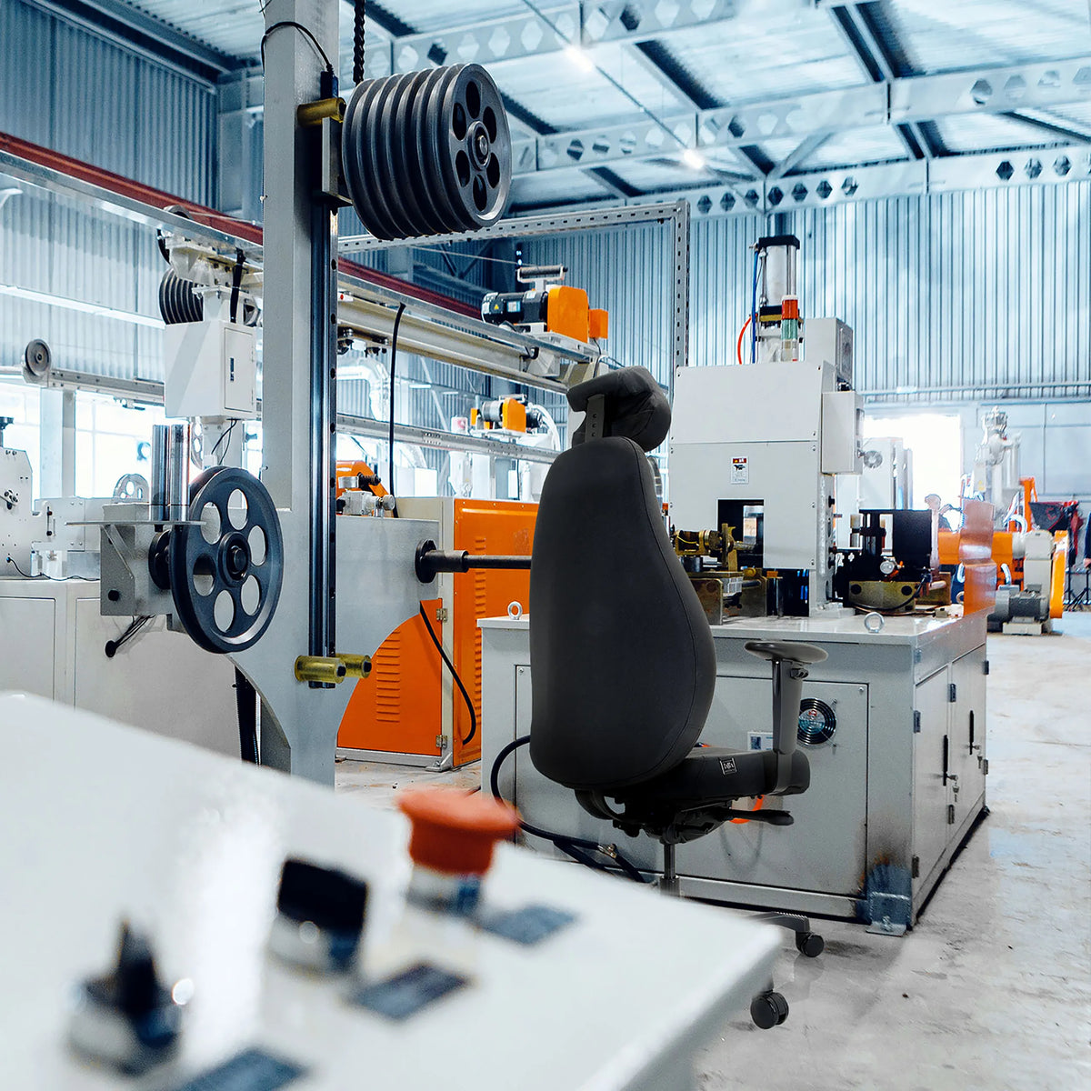 Rugleuning van de professionele directiestoel RESISTIO XXL in zwart in een industriële omgeving van hjh OFFICE