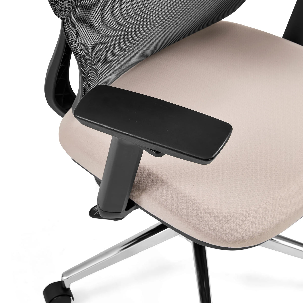 Zwarte armleuning van de professionele bureaustoel Ergomy Pro met beige stoffen zitting en donkergrijze netrugleuning van hjh OFFICE