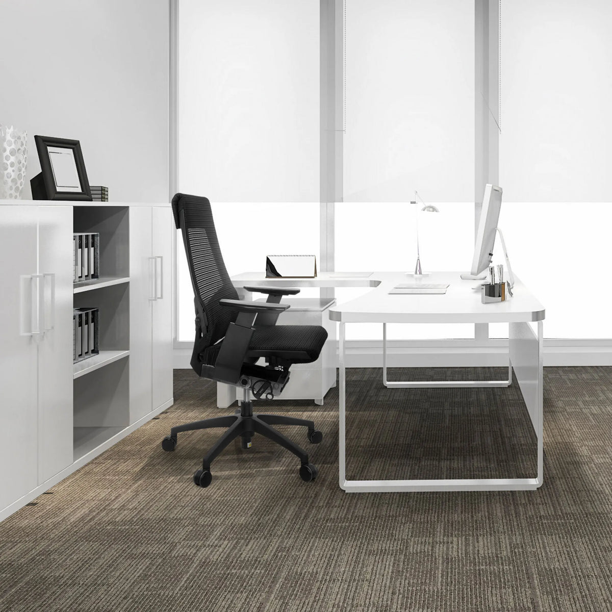 Zwarte Professionele bureaustoel GENIDIA SMART BLACK met netrugleuning en armleuningen van hjh OFFICE