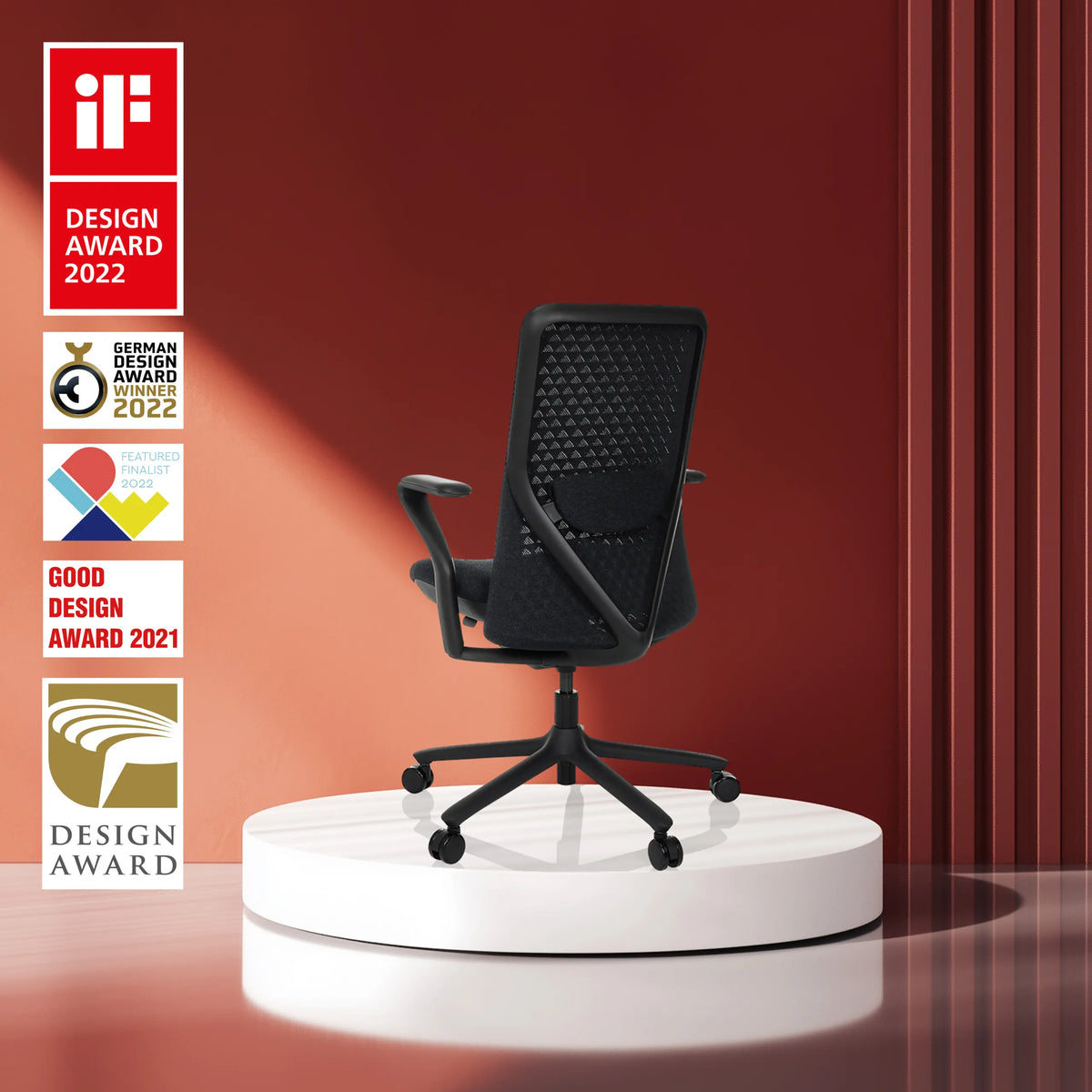Zwarte High end bureaustoel VERVIO met netrugleuning op een wit platform van hjh OFFICE