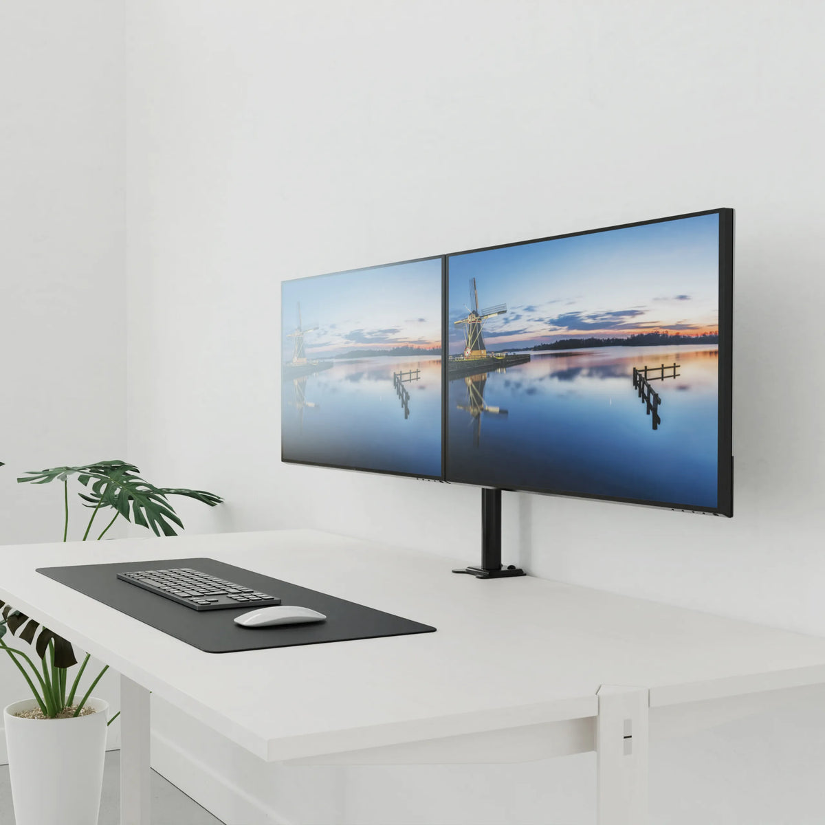 Zwarte monitorsteun Ergomount M2 voor twee schermen op een wit bureau van hjh OFFICE