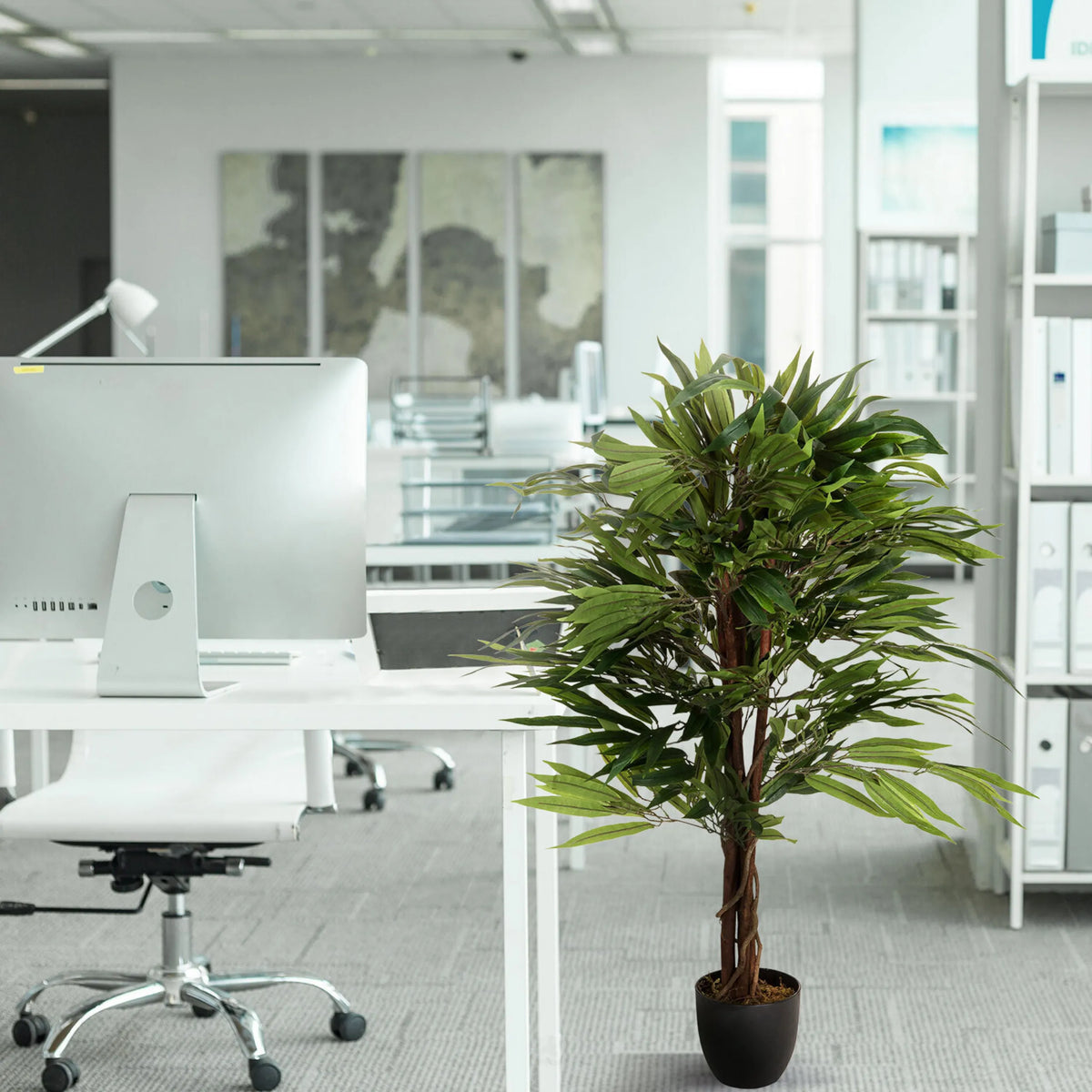 Groene kunstplant MANGO in een donkere overpot in het kantoor van hjh OFFICE