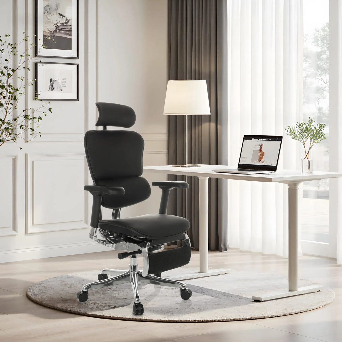 Luxe directiestoel ERGOHUMAN PLUS LEGPRO GEN2 van zwart leer met hoofdsteun aan een wit bureau van hjh OFFICE