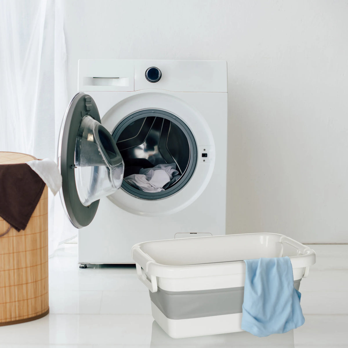 Grijs-witte Opvouwbare bak CLEAN SILW naast een wasmachine van hjh OFFICE