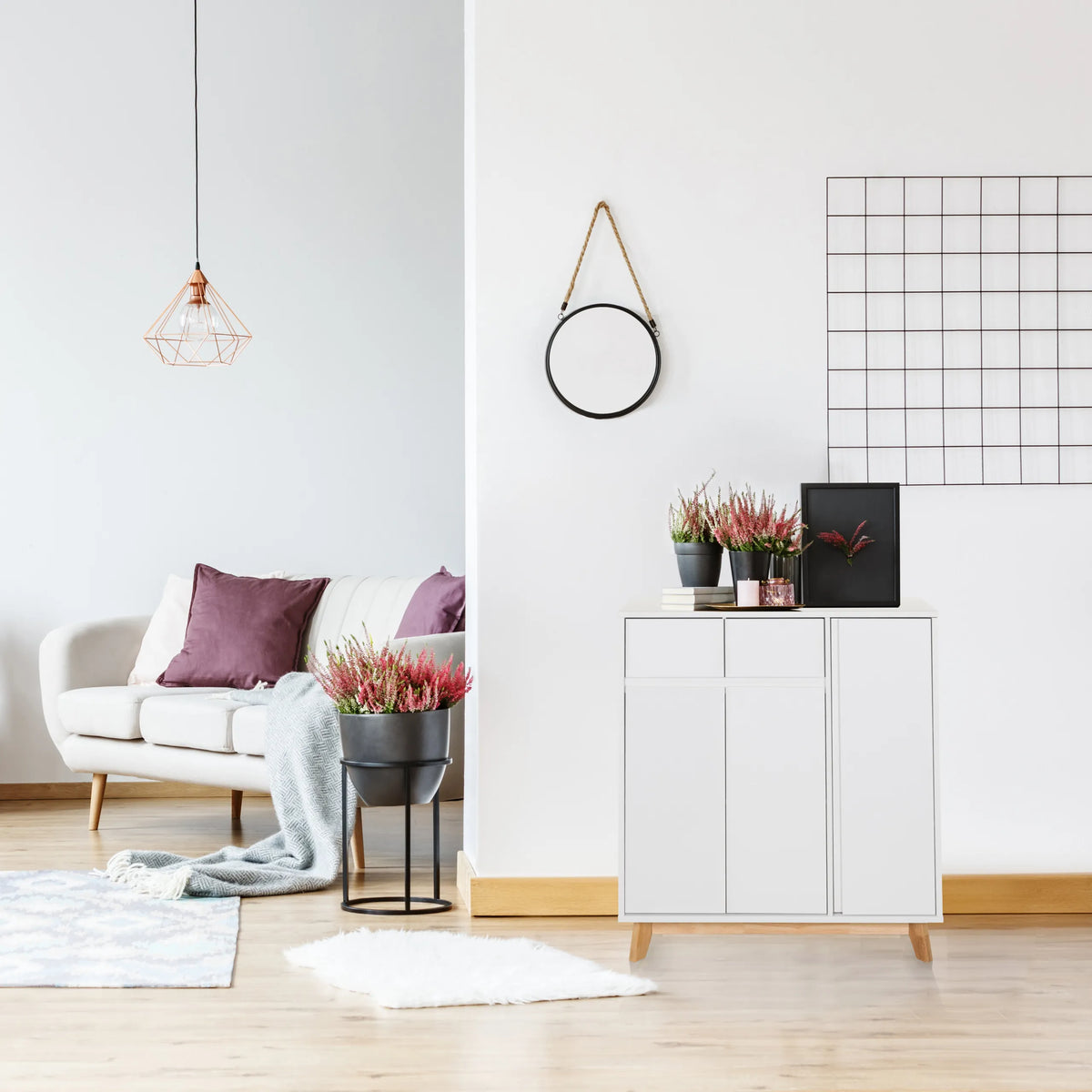Witte commode ESTHA met twee deuren en lichte houten poten in een lichte woonkamer van hjh LIVING