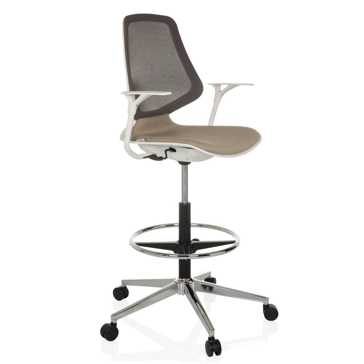 Beige Baliestoel TOP WORK STYLE met netrug, voetring en vijfpoot met wielen van hjh OFFICE – 360-gradenweergave (schuin vooraanzicht 45°)